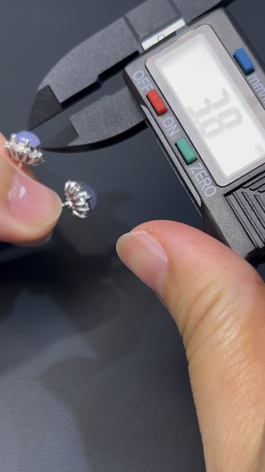 紫羅蘭翡翠耳環|編號#533 紫色蛋面 × 鑽石花形包圍 × 高雅氣質 × 翡翠珠寶推薦 5 紫羅蘭翡翠耳環|編號#533 紫色蛋面 × 鑽石花形包圍 × 高雅氣質 × 翡翠珠寶推薦 - Image 5