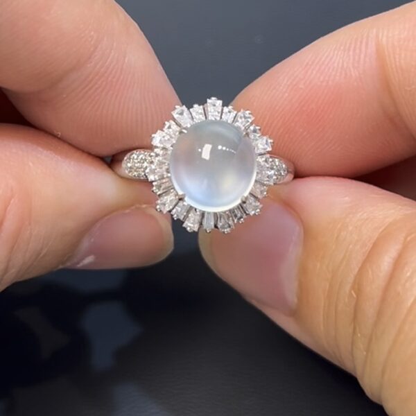 白冰翡翠戒指｜編號#534 純淨蛋面 × 鑽石包圍 × 高雅氣質 × 翡翠珠寶推薦