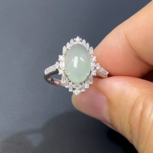 翡翠戒指｜編號#535 橢圓蛋面設計 × 鑽石包圍 × 優雅氣質 × 翡翠珠寶推薦