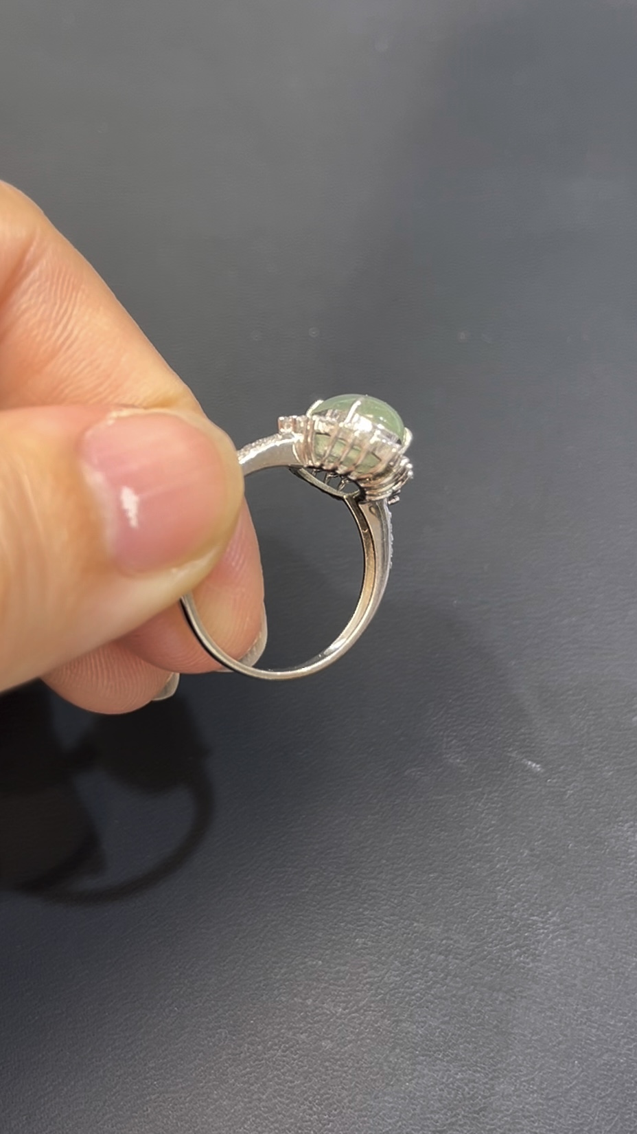 翡翠戒指|編號#535 橢圓蛋面設計 × 鑽石包圍 × 優雅氣質 × 翡翠珠寶推薦 4 翡翠戒指|編號#535 橢圓蛋面設計 × 鑽石包圍 × 優雅氣質 × 翡翠珠寶推薦 - Image 4