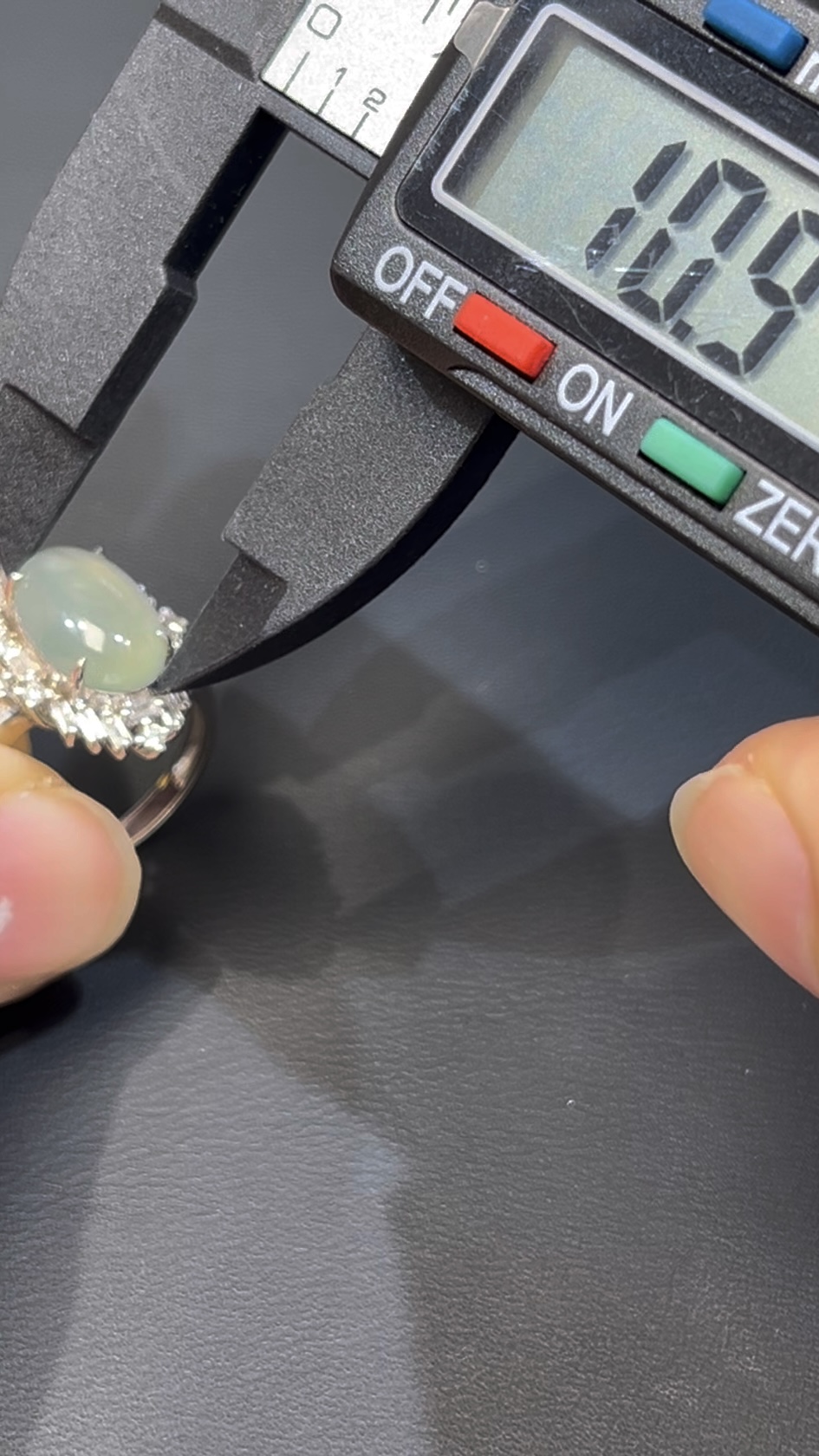 翡翠戒指|編號#535 橢圓蛋面設計 × 鑽石包圍 × 優雅氣質 × 翡翠珠寶推薦 7 翡翠戒指|編號#535 橢圓蛋面設計 × 鑽石包圍 × 優雅氣質 × 翡翠珠寶推薦 - Image 7