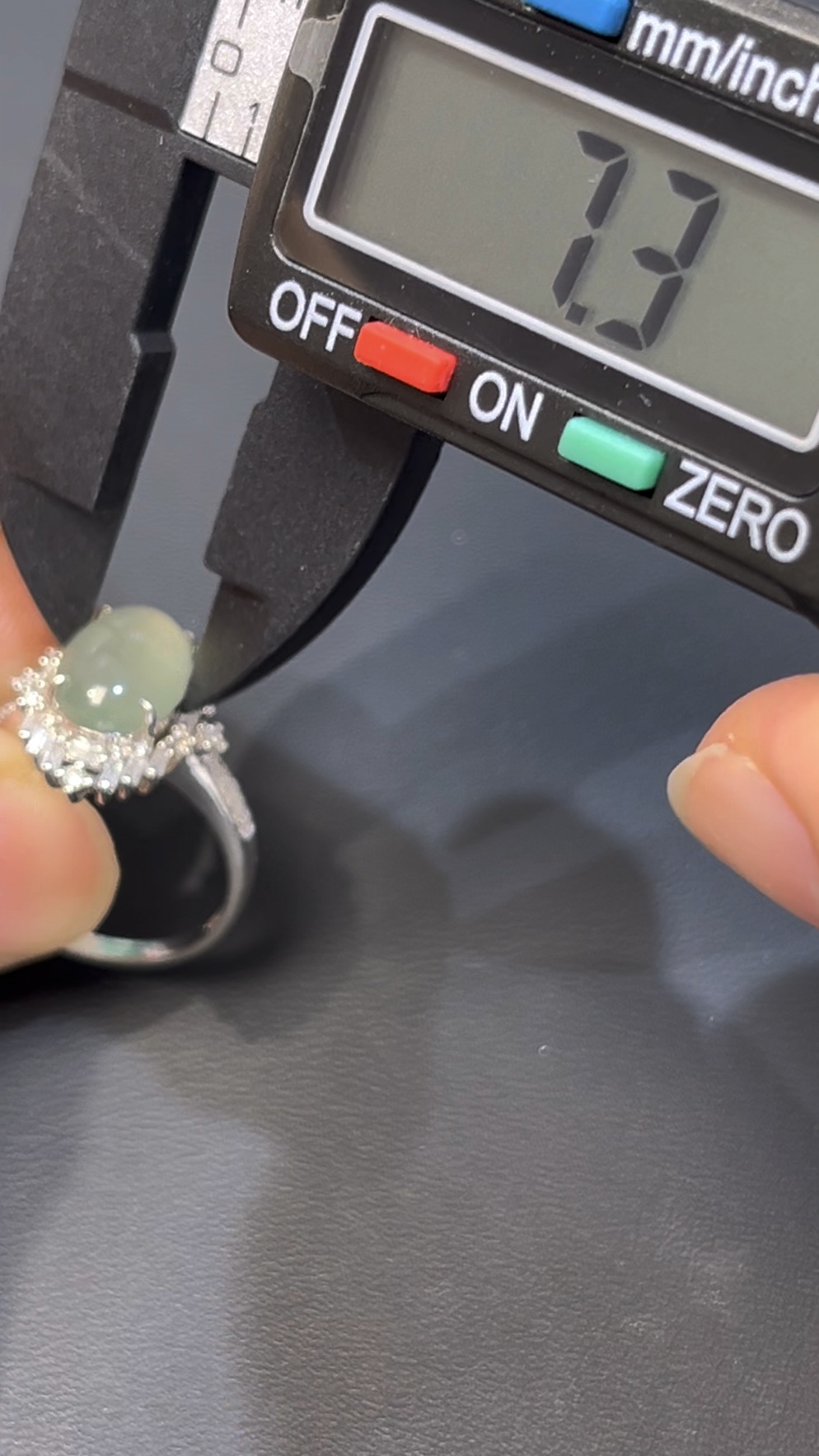 翡翠戒指|編號#535 橢圓蛋面設計 × 鑽石包圍 × 優雅氣質 × 翡翠珠寶推薦 8 翡翠戒指|編號#535 橢圓蛋面設計 × 鑽石包圍 × 優雅氣質 × 翡翠珠寶推薦 - Image 8