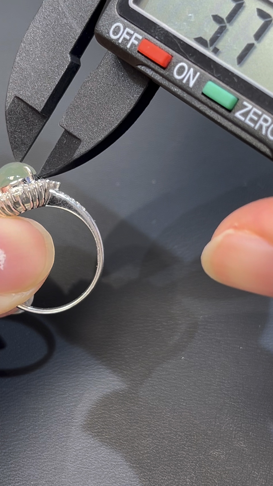 翡翠戒指|編號#535 橢圓蛋面設計 × 鑽石包圍 × 優雅氣質 × 翡翠珠寶推薦 9 翡翠戒指|編號#535 橢圓蛋面設計 × 鑽石包圍 × 優雅氣質 × 翡翠珠寶推薦 - Image 9