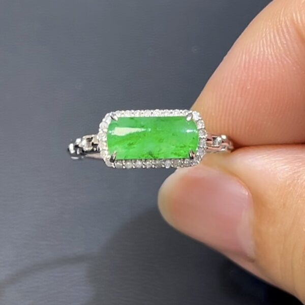 翡翠戒指｜編號#536 馬鞍形戒面 × 鑽石包圍 × 氣場全開 × 翡翠珠寶推薦