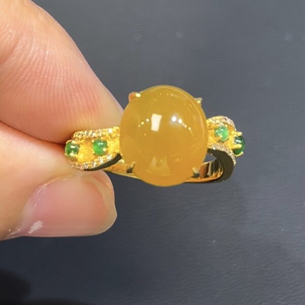 翡翠戒指｜編號#537 黃翡橢圓戒面 × 18K黃金鑲嵌 × 小綠蛋點綴 × 高貴典雅 × 翡翠珠寶推薦