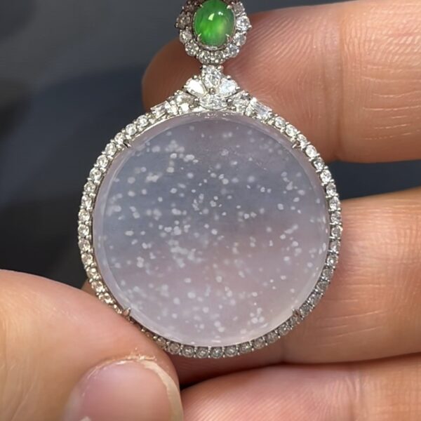 木那雪花棉翡翠無事牌｜編號#538 冰透玉質 × 意境之美 × 18K白金鑲嵌 × 鑽石點綴推薦