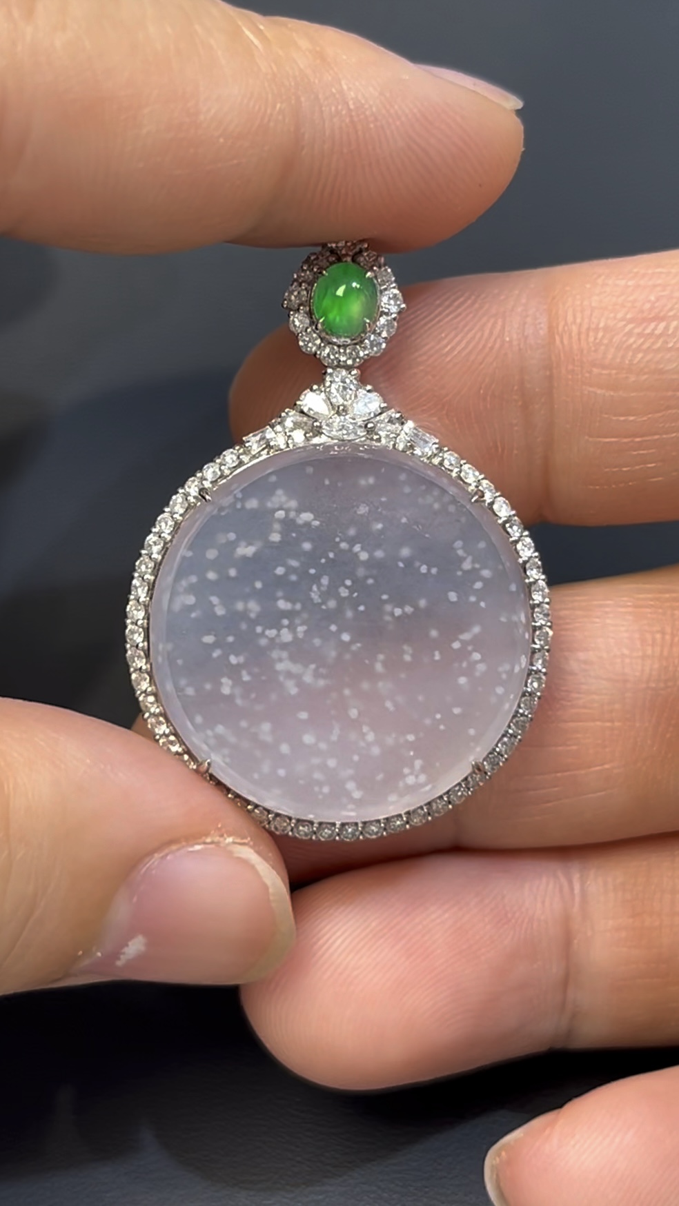 木那雪花棉翡翠無事牌|編號#538 冰透玉質 × 意境之美 × 18K白金鑲嵌 × 鑽石點綴推薦 1 木那雪花棉翡翠無事牌|編號#538 冰透玉質 × 意境之美 × 18K白金鑲嵌 × 鑽石點綴推薦