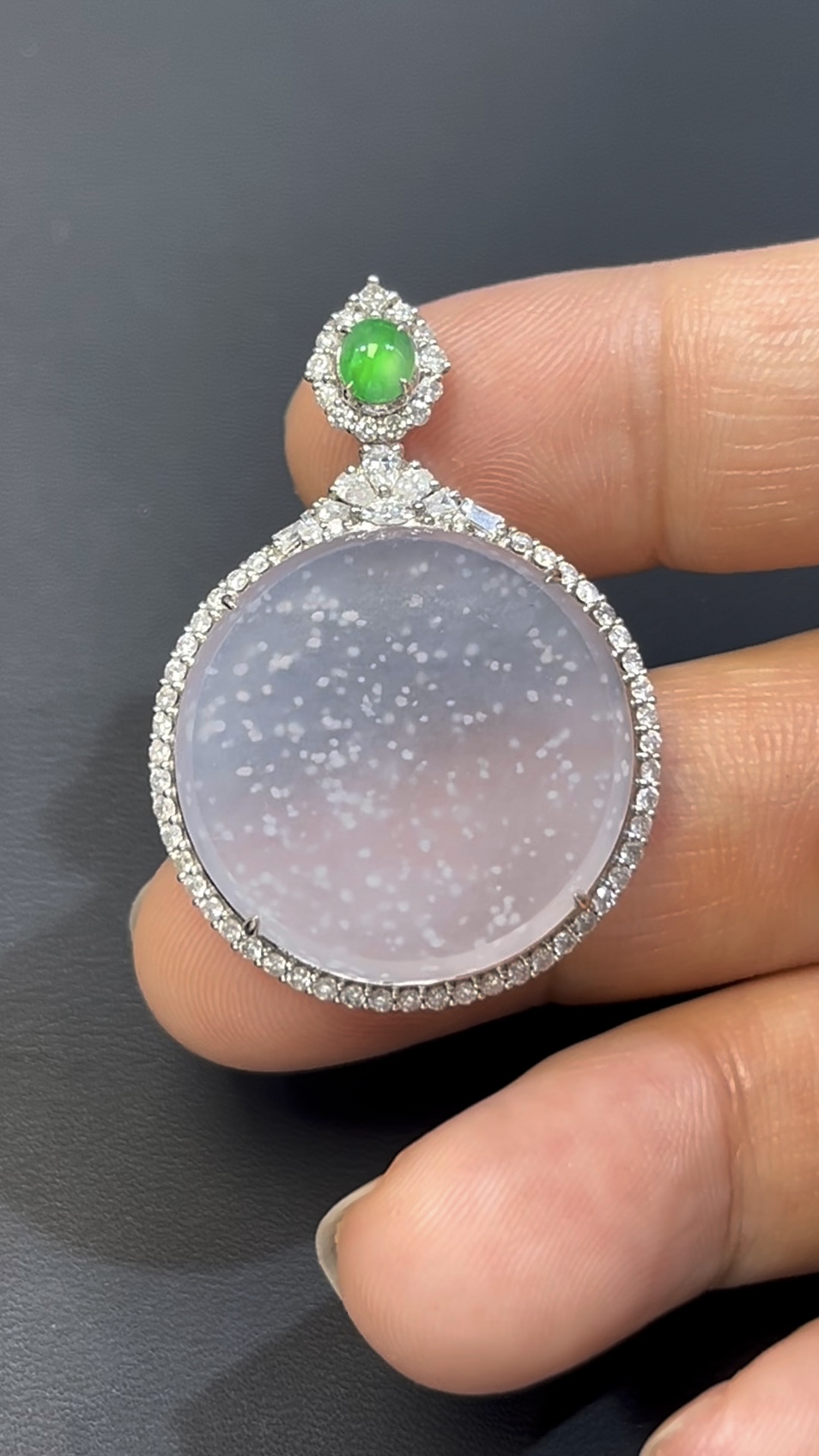 木那雪花棉翡翠無事牌|編號#538 冰透玉質 × 意境之美 × 18K白金鑲嵌 × 鑽石點綴推薦 2 木那雪花棉翡翠無事牌|編號#538 冰透玉質 × 意境之美 × 18K白金鑲嵌 × 鑽石點綴推薦 - Image 2