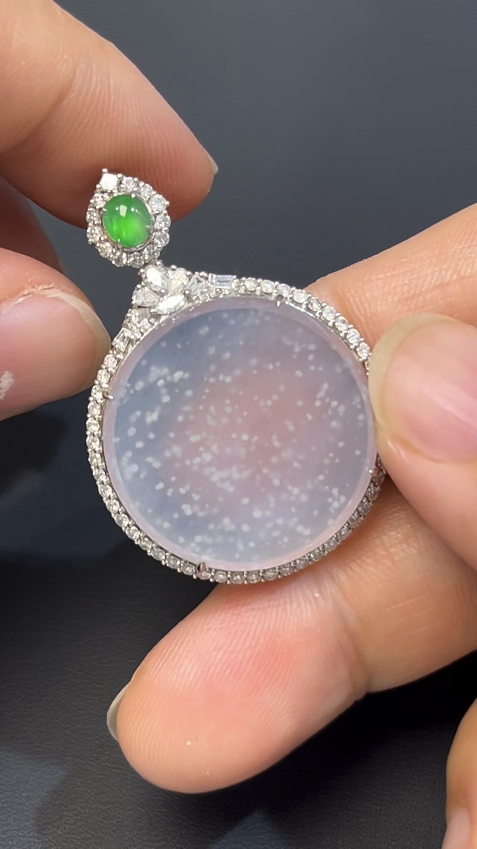 木那雪花棉翡翠無事牌|編號#538 冰透玉質 × 意境之美 × 18K白金鑲嵌 × 鑽石點綴推薦 3 木那雪花棉翡翠無事牌|編號#538 冰透玉質 × 意境之美 × 18K白金鑲嵌 × 鑽石點綴推薦 - Image 3