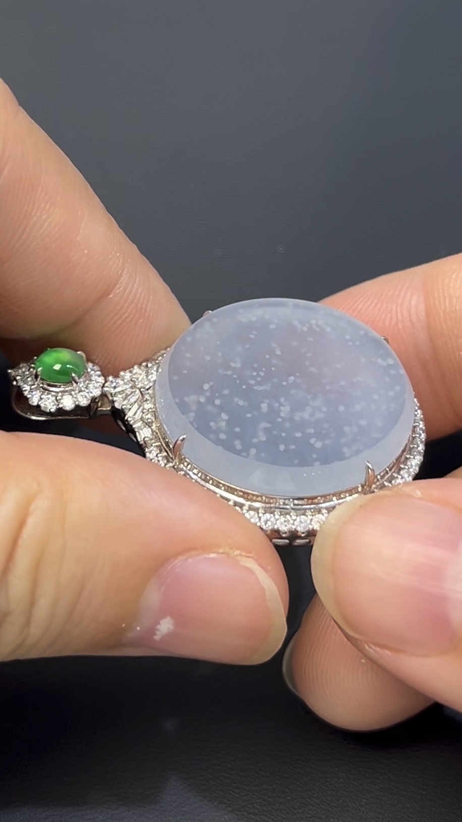 木那雪花棉翡翠無事牌|編號#538 冰透玉質 × 意境之美 × 18K白金鑲嵌 × 鑽石點綴推薦 4 木那雪花棉翡翠無事牌|編號#538 冰透玉質 × 意境之美 × 18K白金鑲嵌 × 鑽石點綴推薦 - Image 4