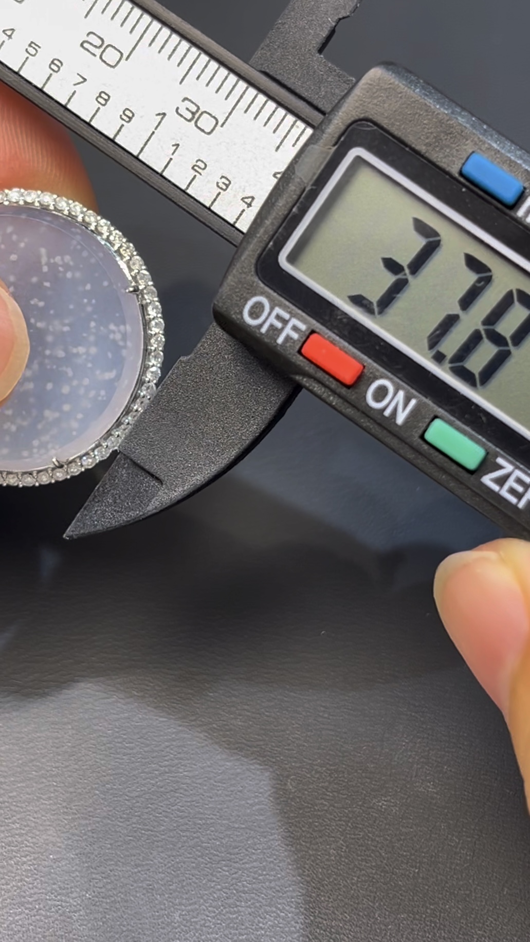 木那雪花棉翡翠無事牌|編號#538 冰透玉質 × 意境之美 × 18K白金鑲嵌 × 鑽石點綴推薦 5 木那雪花棉翡翠無事牌|編號#538 冰透玉質 × 意境之美 × 18K白金鑲嵌 × 鑽石點綴推薦 - Image 5