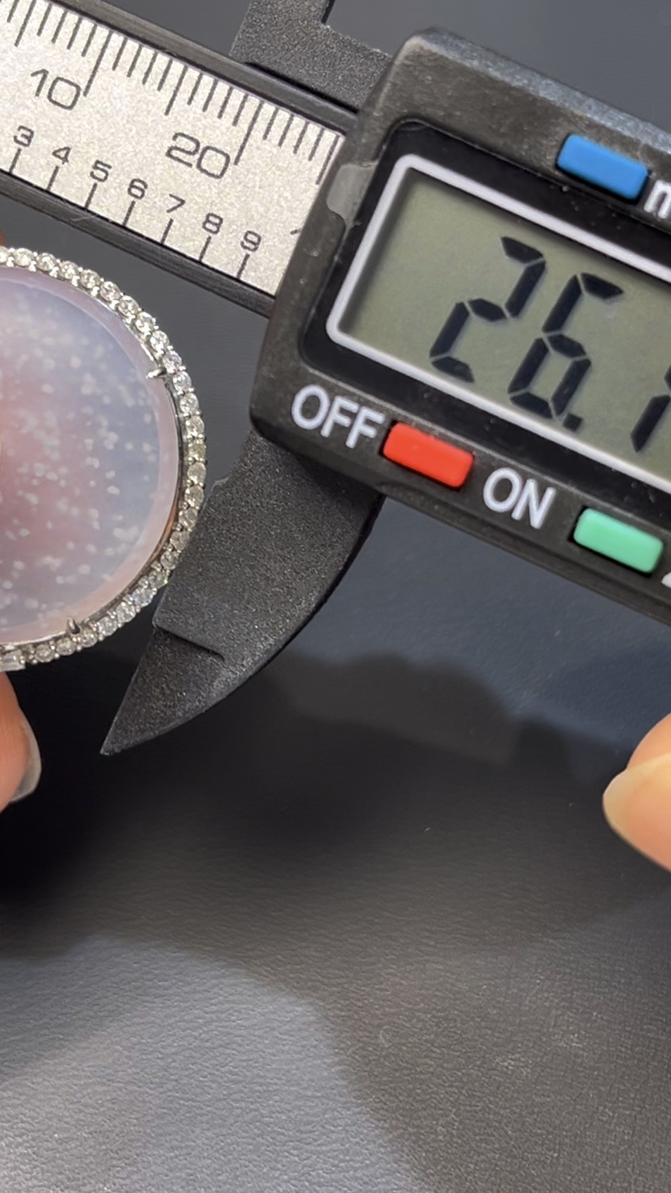 木那雪花棉翡翠無事牌|編號#538 冰透玉質 × 意境之美 × 18K白金鑲嵌 × 鑽石點綴推薦 6 木那雪花棉翡翠無事牌|編號#538 冰透玉質 × 意境之美 × 18K白金鑲嵌 × 鑽石點綴推薦 - Image 6