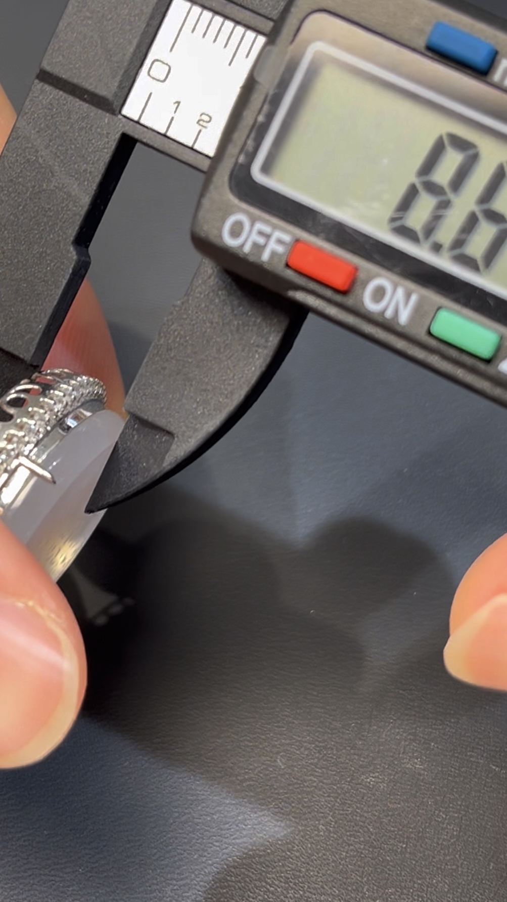 木那雪花棉翡翠無事牌|編號#538 冰透玉質 × 意境之美 × 18K白金鑲嵌 × 鑽石點綴推薦 7 木那雪花棉翡翠無事牌|編號#538 冰透玉質 × 意境之美 × 18K白金鑲嵌 × 鑽石點綴推薦 - Image 7