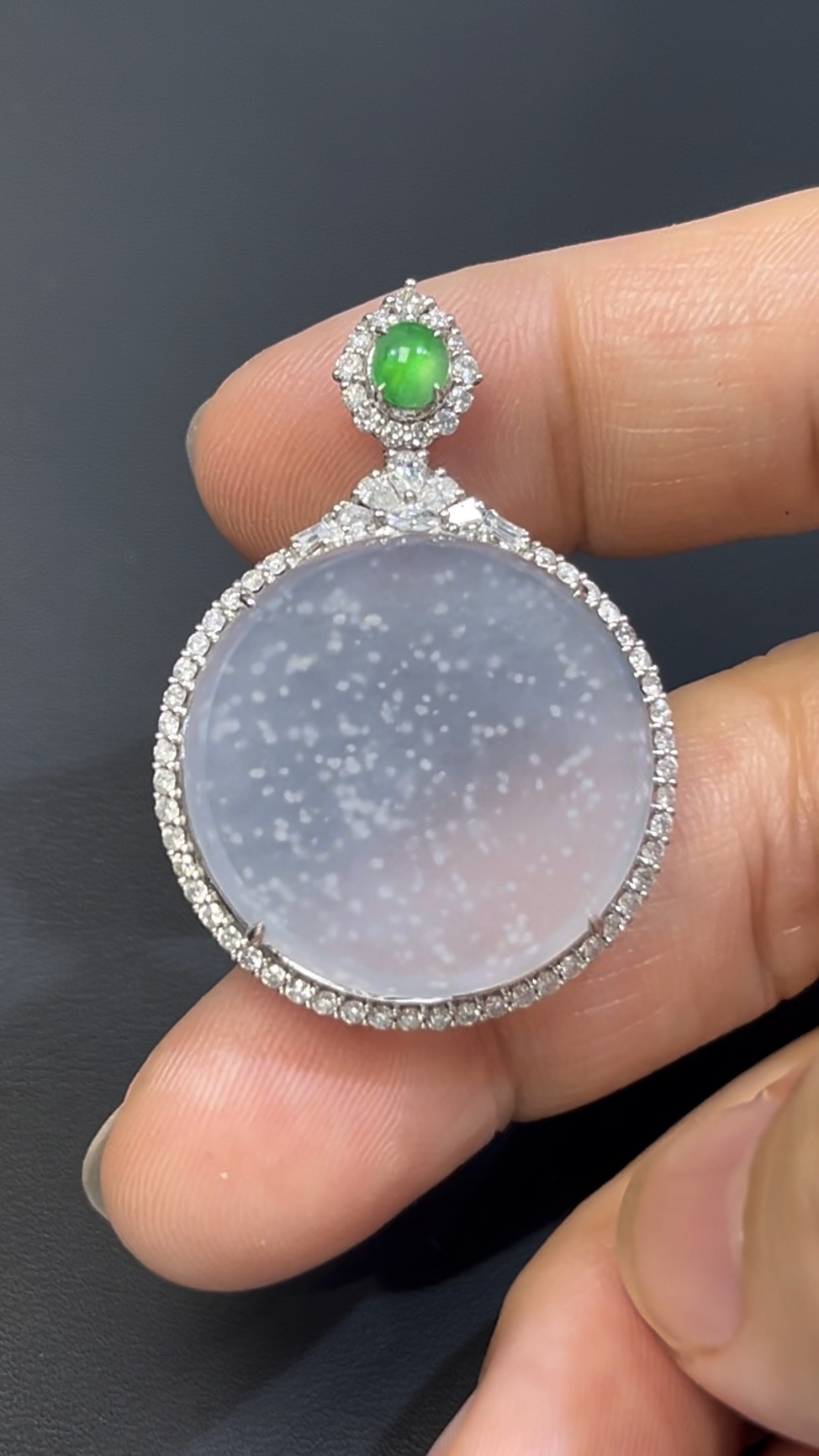 木那雪花棉翡翠無事牌|編號#538 冰透玉質 × 意境之美 × 18K白金鑲嵌 × 鑽石點綴推薦 8 木那雪花棉翡翠無事牌|編號#538 冰透玉質 × 意境之美 × 18K白金鑲嵌 × 鑽石點綴推薦 - Image 8