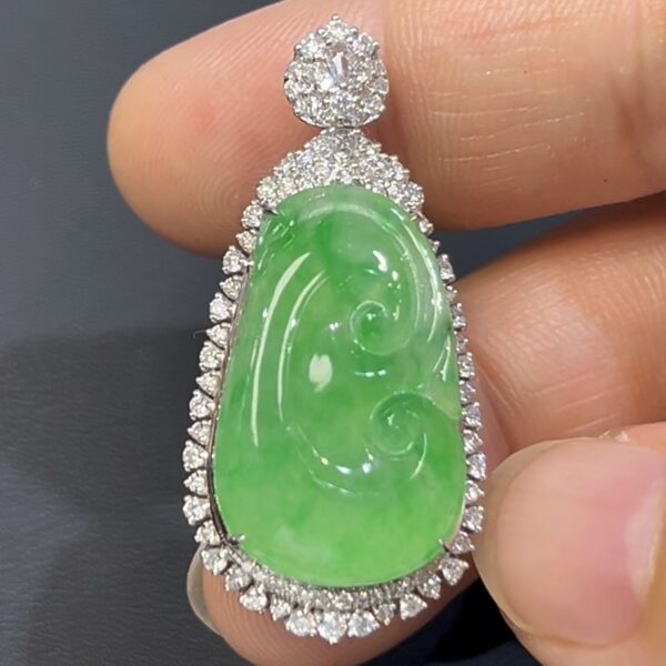 甜綠翡翠如意吊墜｜編號#539 吉祥寓意 × 甜美色澤 × 18K白金鑲嵌 × 鑽石點綴