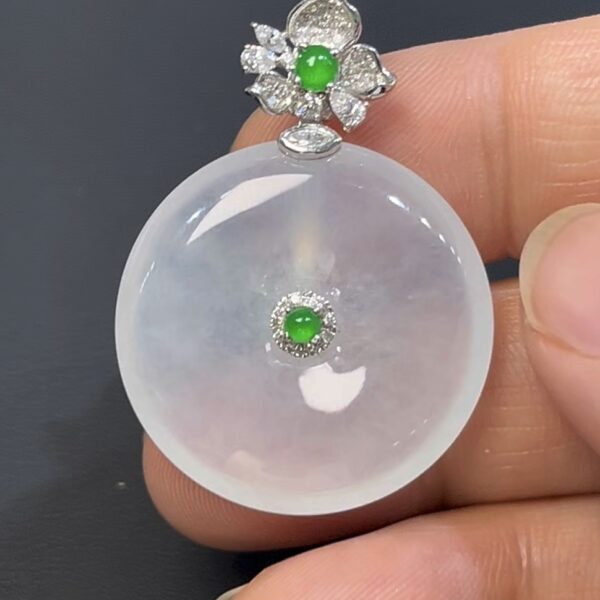 白冰翡翠平安扣｜編號#540 守護寓意 × 小綠蛋點綴 × 18K白金鑲嵌 × 鑽石設計