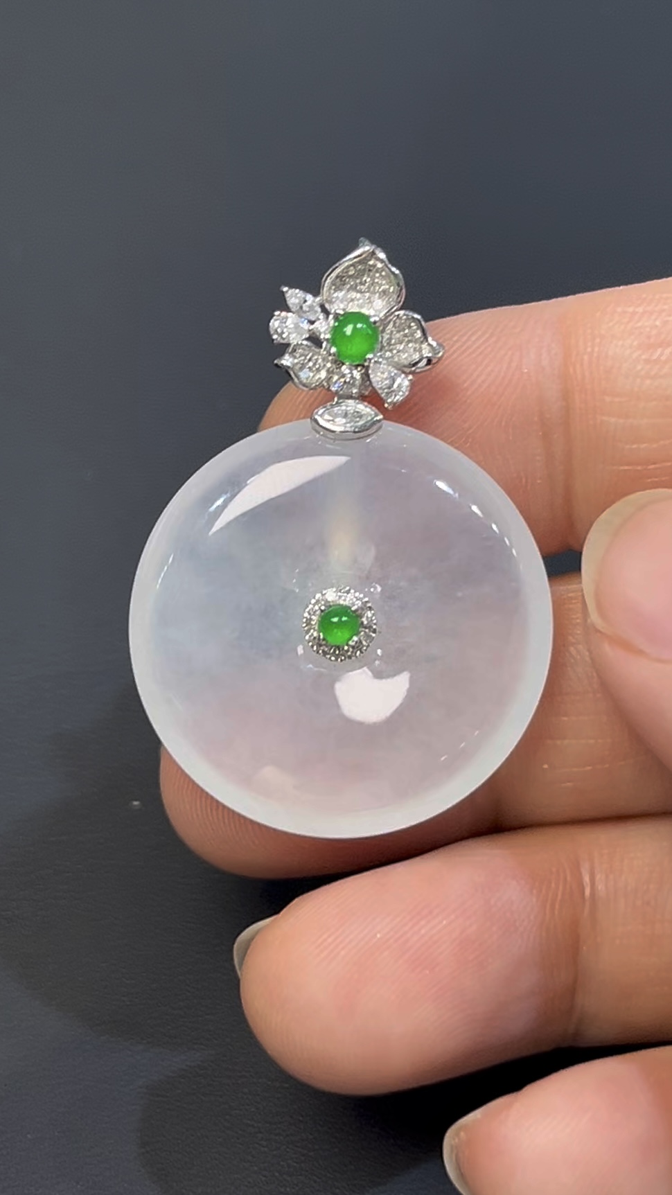 白冰翡翠平安扣|編號#540 守護寓意 × 小綠蛋點綴 × 18K白金鑲嵌 × 鑽石設計 1 白冰翡翠平安扣|編號#540 守護寓意 × 小綠蛋點綴 × 18K白金鑲嵌 × 鑽石設計