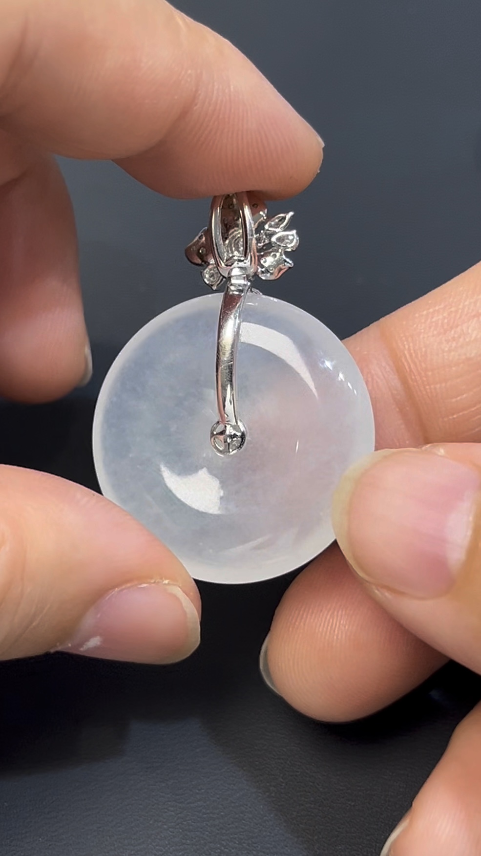 白冰翡翠平安扣|編號#540 守護寓意 × 小綠蛋點綴 × 18K白金鑲嵌 × 鑽石設計 6 白冰翡翠平安扣|編號#540 守護寓意 × 小綠蛋點綴 × 18K白金鑲嵌 × 鑽石設計 - Image 6