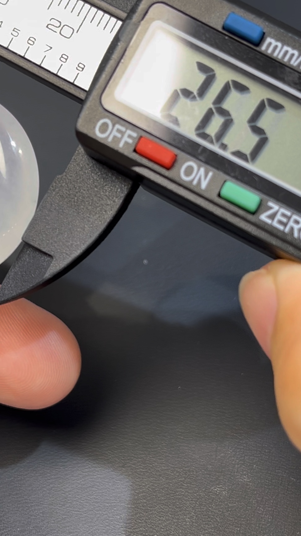 白冰翡翠平安扣|編號#540 守護寓意 × 小綠蛋點綴 × 18K白金鑲嵌 × 鑽石設計 7 白冰翡翠平安扣|編號#540 守護寓意 × 小綠蛋點綴 × 18K白金鑲嵌 × 鑽石設計 - Image 7