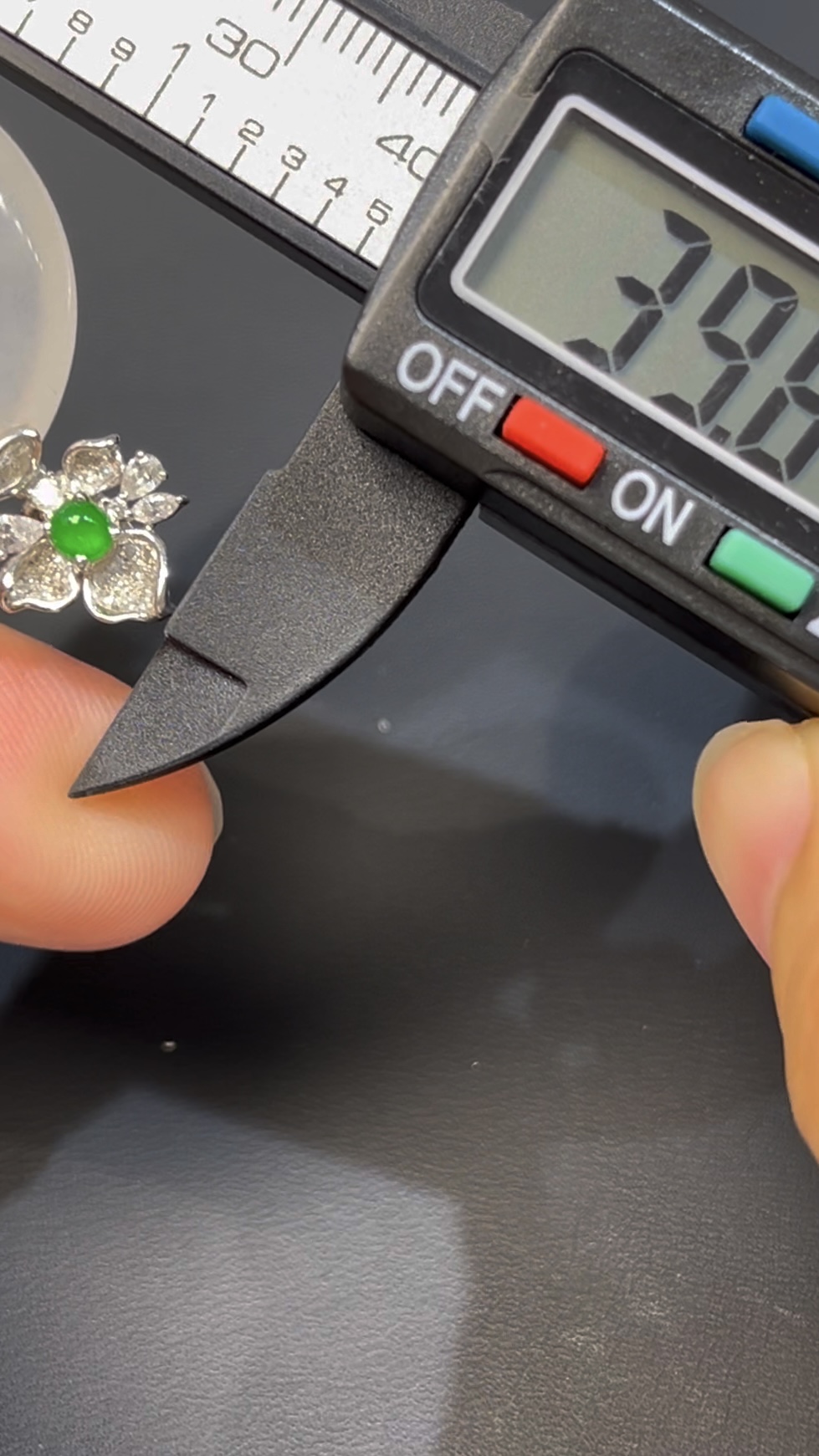 白冰翡翠平安扣|編號#540 守護寓意 × 小綠蛋點綴 × 18K白金鑲嵌 × 鑽石設計 8 白冰翡翠平安扣|編號#540 守護寓意 × 小綠蛋點綴 × 18K白金鑲嵌 × 鑽石設計 - Image 8