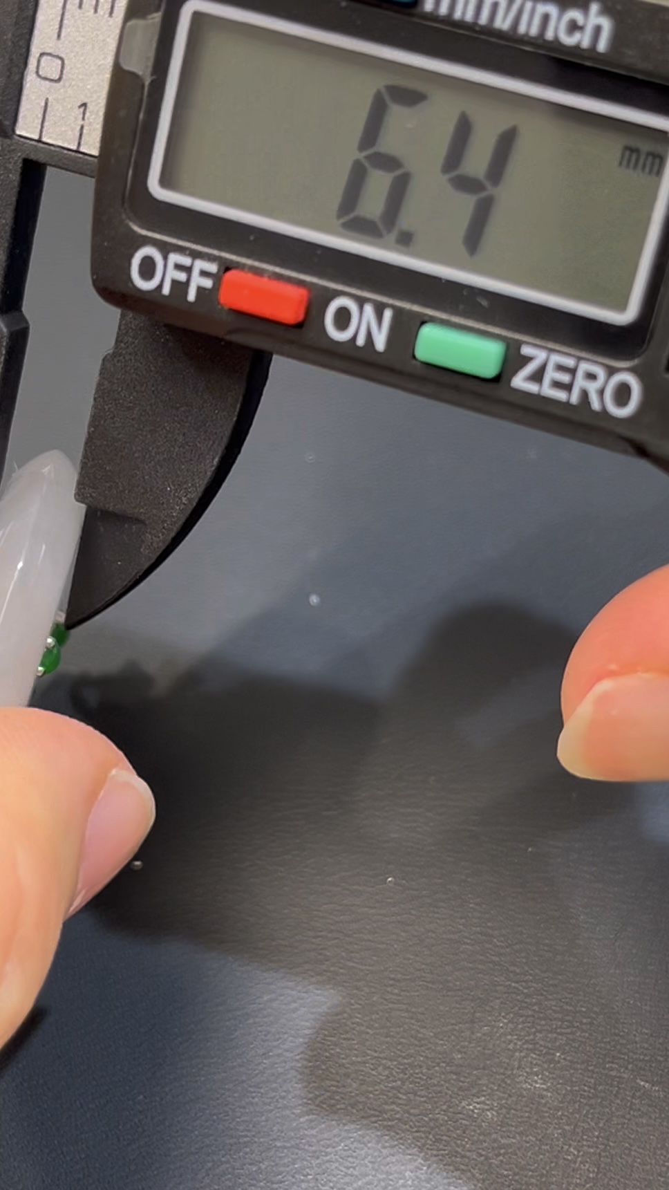 白冰翡翠平安扣|編號#540 守護寓意 × 小綠蛋點綴 × 18K白金鑲嵌 × 鑽石設計 9 白冰翡翠平安扣|編號#540 守護寓意 × 小綠蛋點綴 × 18K白金鑲嵌 × 鑽石設計 - Image 9