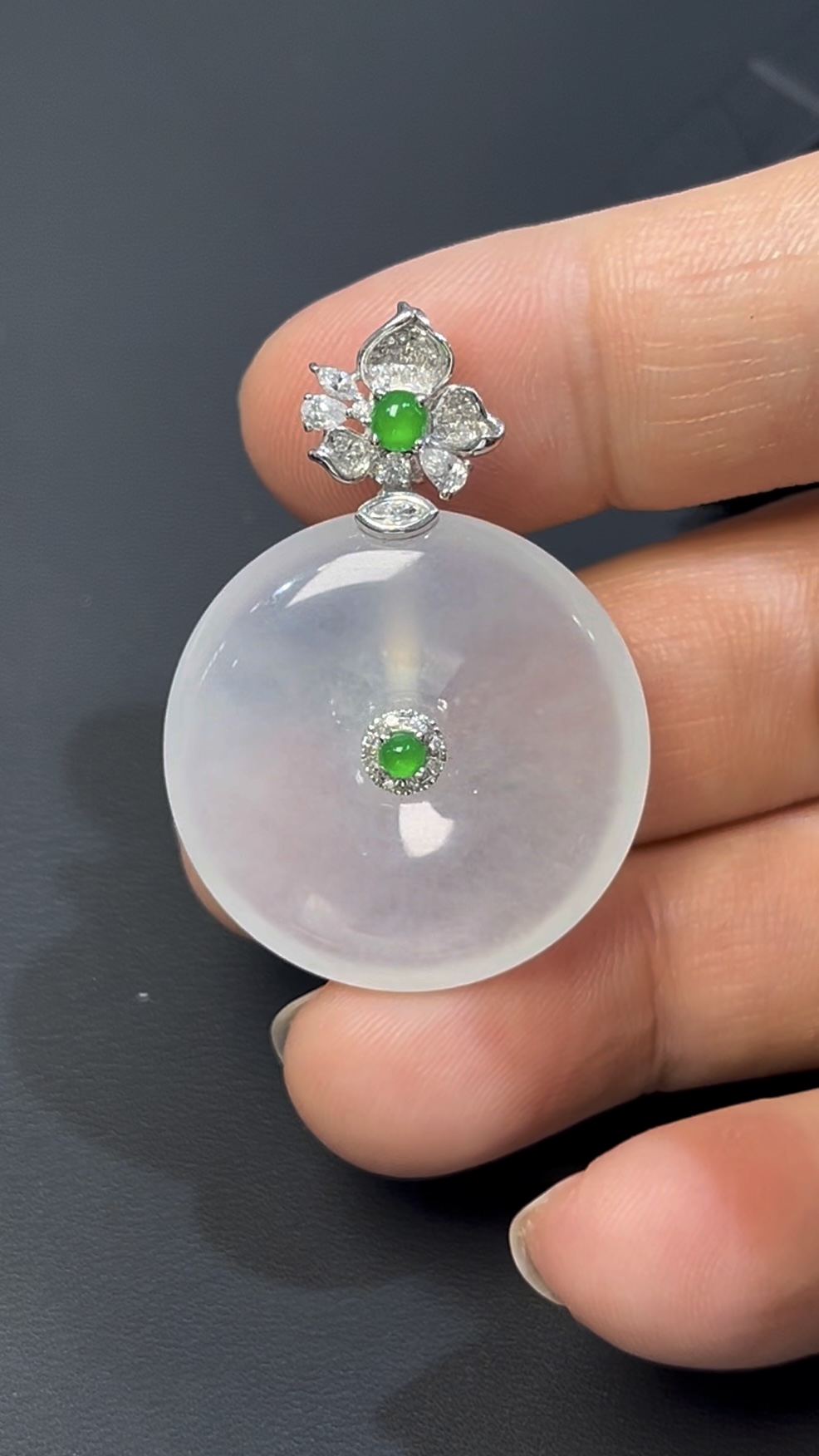 白冰翡翠平安扣|編號#540 守護寓意 × 小綠蛋點綴 × 18K白金鑲嵌 × 鑽石設計 5 白冰翡翠平安扣|編號#540 守護寓意 × 小綠蛋點綴 × 18K白金鑲嵌 × 鑽石設計 - Image 5