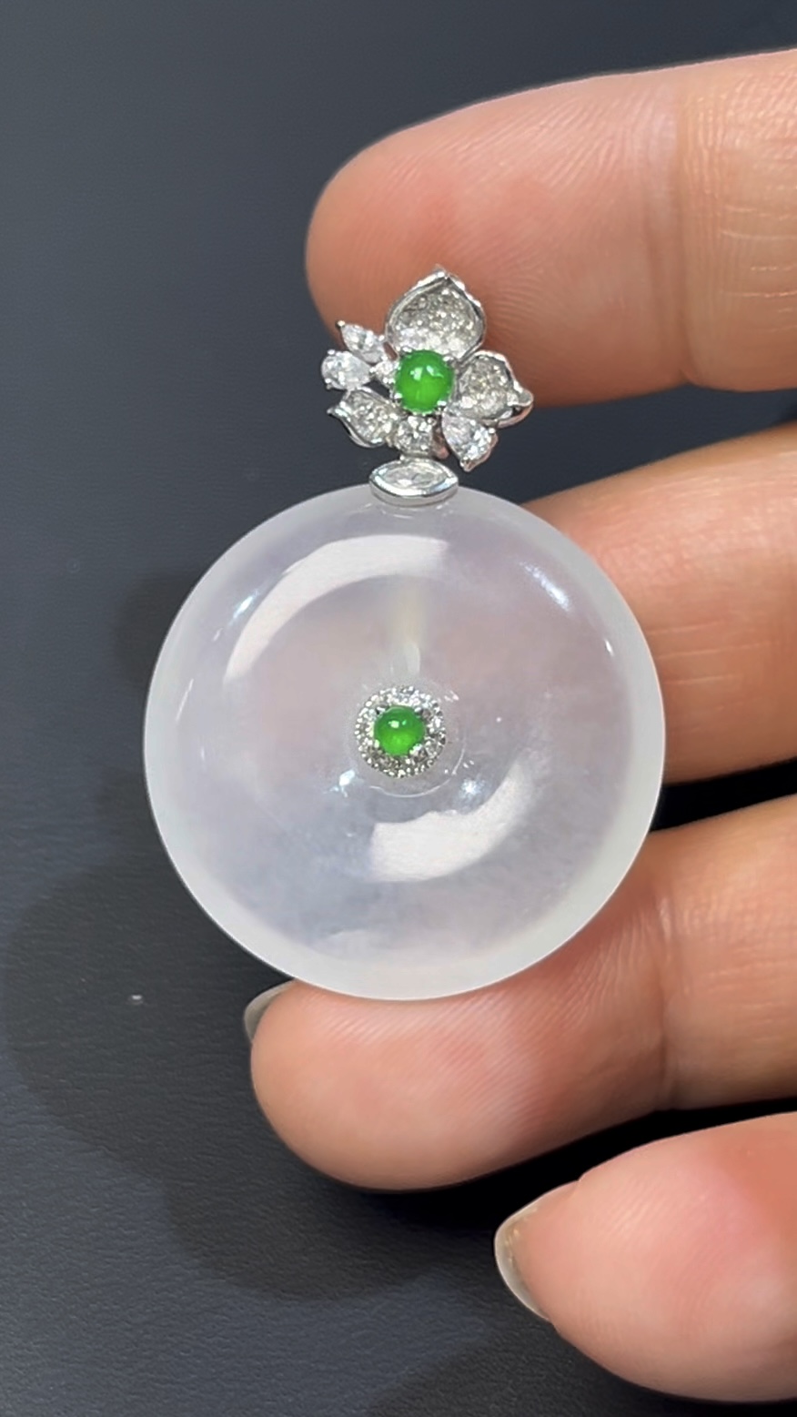 白冰翡翠平安扣|編號#540 守護寓意 × 小綠蛋點綴 × 18K白金鑲嵌 × 鑽石設計 4 白冰翡翠平安扣|編號#540 守護寓意 × 小綠蛋點綴 × 18K白金鑲嵌 × 鑽石設計 - Image 4