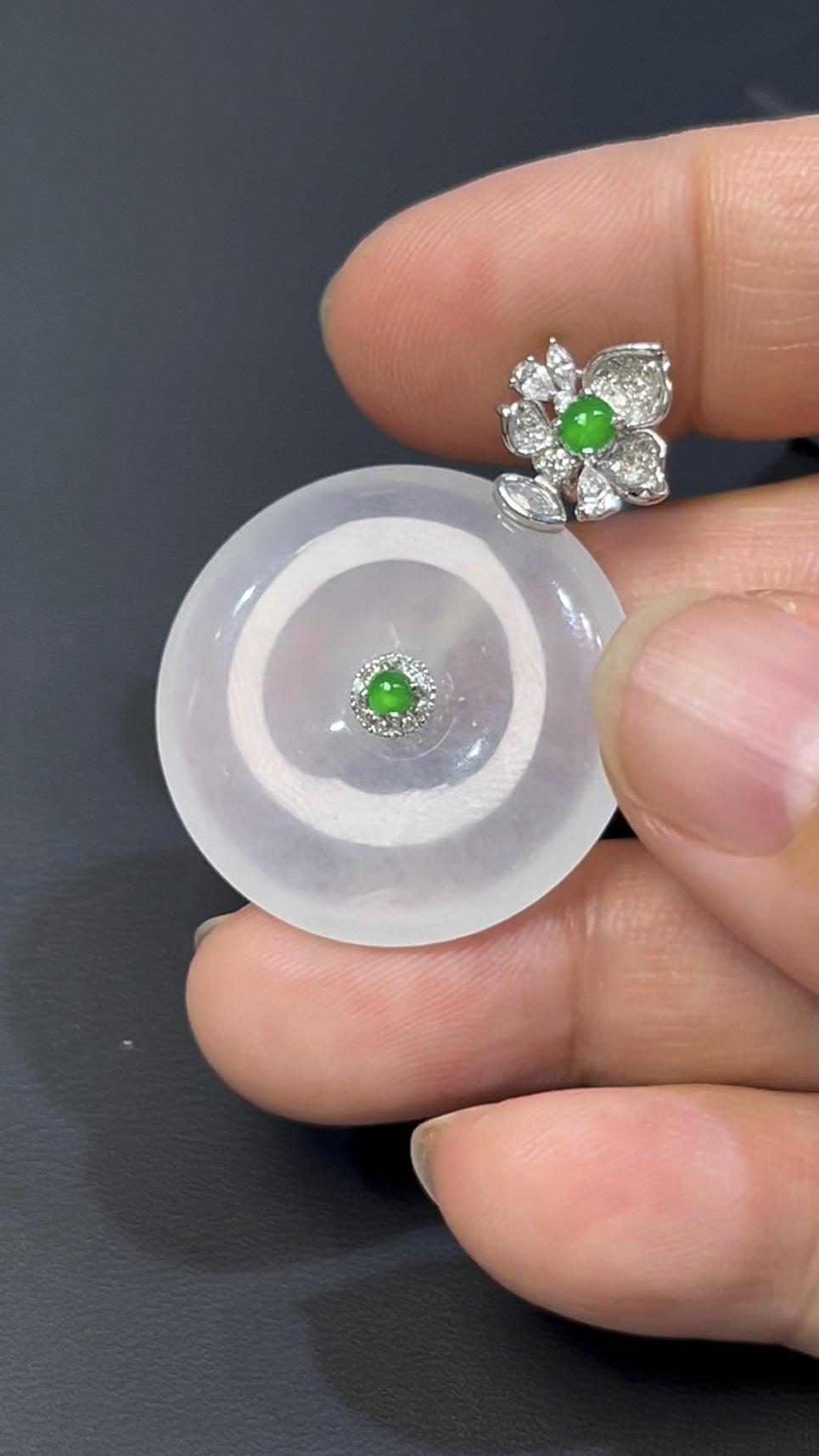 白冰翡翠平安扣|編號#540 守護寓意 × 小綠蛋點綴 × 18K白金鑲嵌 × 鑽石設計 3 白冰翡翠平安扣|編號#540 守護寓意 × 小綠蛋點綴 × 18K白金鑲嵌 × 鑽石設計 - Image 3