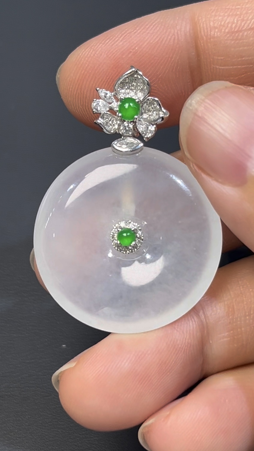 白冰翡翠平安扣|編號#540 守護寓意 × 小綠蛋點綴 × 18K白金鑲嵌 × 鑽石設計 2 白冰翡翠平安扣|編號#540 守護寓意 × 小綠蛋點綴 × 18K白金鑲嵌 × 鑽石設計 - Image 2