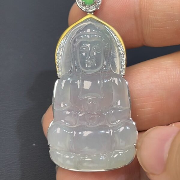 翡翠觀音吊墜｜編號#541 傳統正裝 × 小綠蛋扣頭 × 18K白金 × 鑽石聲光鑲嵌推薦