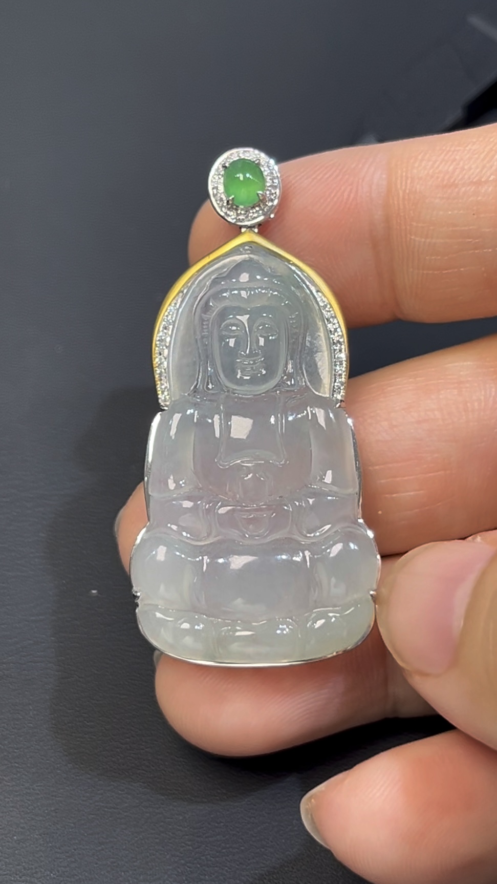 翡翠觀音吊墜|編號#541 傳統正裝 × 小綠蛋扣頭 × 18K白金 × 鑽石聲光鑲嵌推薦 1 翡翠觀音吊墜|編號#541 傳統正裝 × 小綠蛋扣頭 × 18K白金 × 鑽石聲光鑲嵌推薦