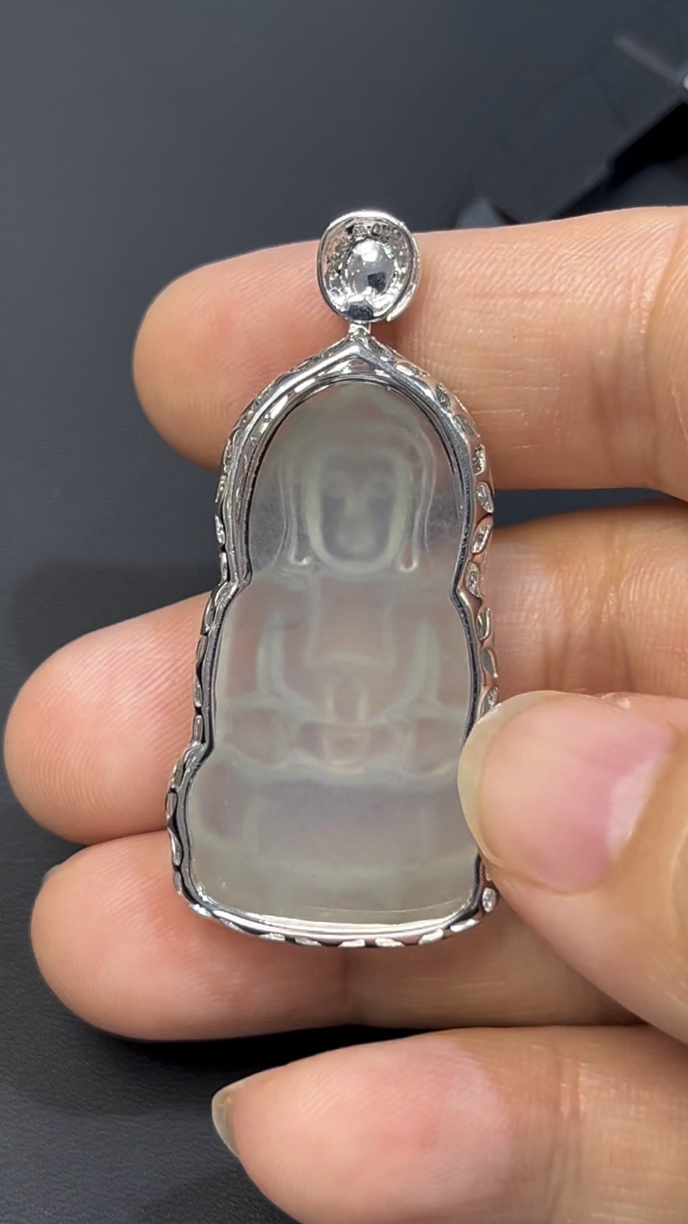 翡翠觀音吊墜|編號#541 傳統正裝 × 小綠蛋扣頭 × 18K白金 × 鑽石聲光鑲嵌推薦 9 翡翠觀音吊墜|編號#541 傳統正裝 × 小綠蛋扣頭 × 18K白金 × 鑽石聲光鑲嵌推薦 - Image 9