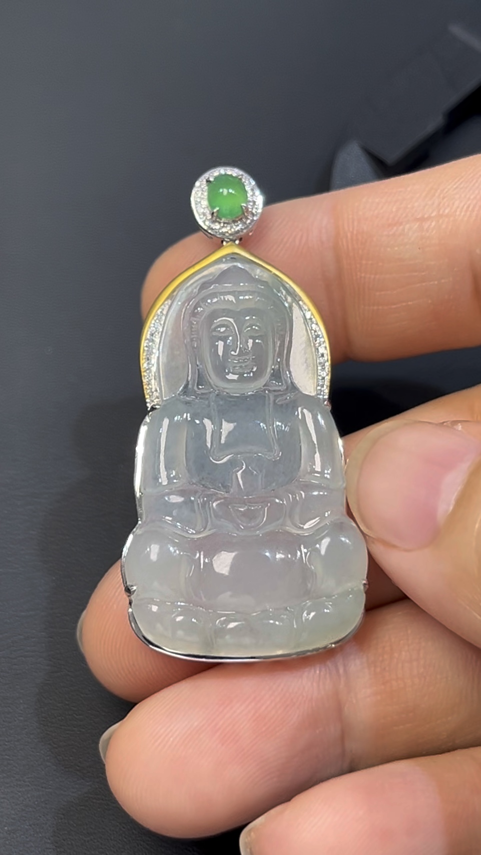 翡翠觀音吊墜|編號#541 傳統正裝 × 小綠蛋扣頭 × 18K白金 × 鑽石聲光鑲嵌推薦 2 翡翠觀音吊墜|編號#541 傳統正裝 × 小綠蛋扣頭 × 18K白金 × 鑽石聲光鑲嵌推薦 - Image 2