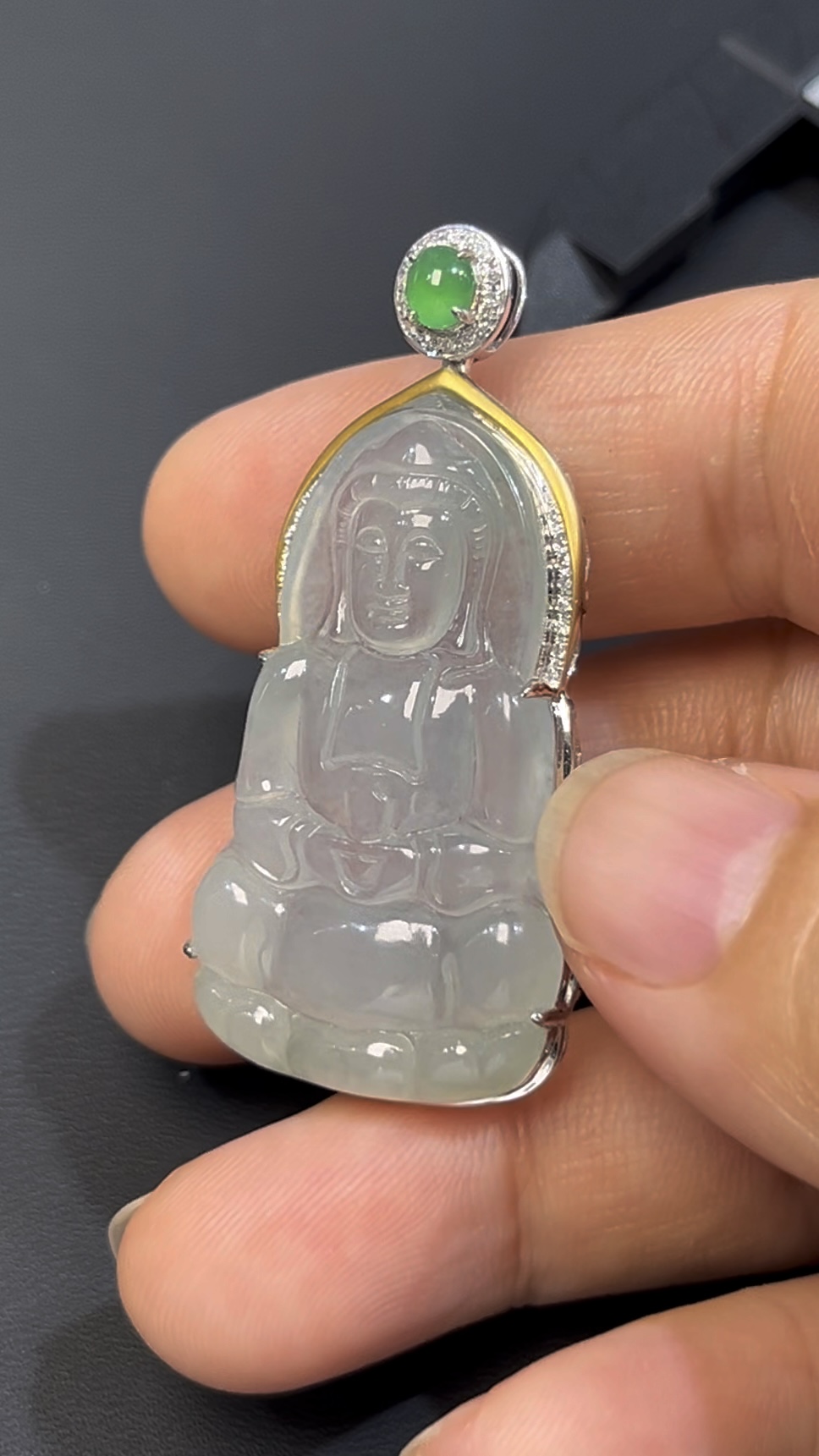 翡翠觀音吊墜|編號#541 傳統正裝 × 小綠蛋扣頭 × 18K白金 × 鑽石聲光鑲嵌推薦 3 翡翠觀音吊墜|編號#541 傳統正裝 × 小綠蛋扣頭 × 18K白金 × 鑽石聲光鑲嵌推薦 - Image 3