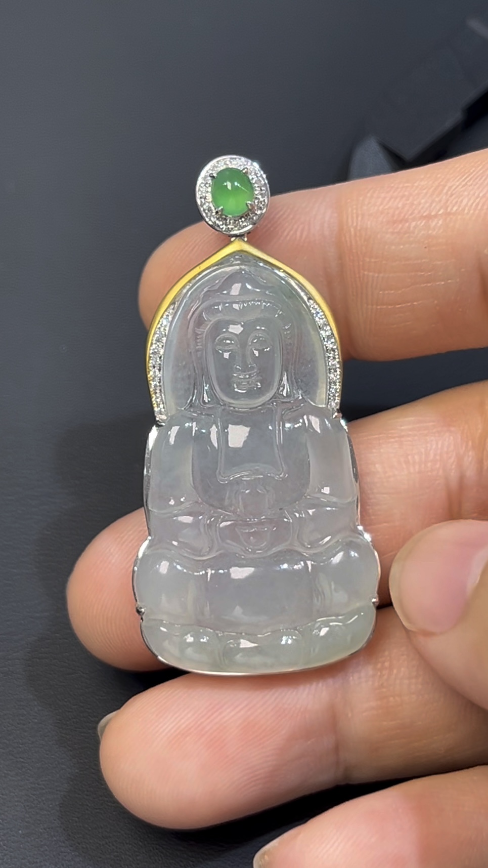 翡翠觀音吊墜|編號#541 傳統正裝 × 小綠蛋扣頭 × 18K白金 × 鑽石聲光鑲嵌推薦 4 翡翠觀音吊墜|編號#541 傳統正裝 × 小綠蛋扣頭 × 18K白金 × 鑽石聲光鑲嵌推薦 - Image 4