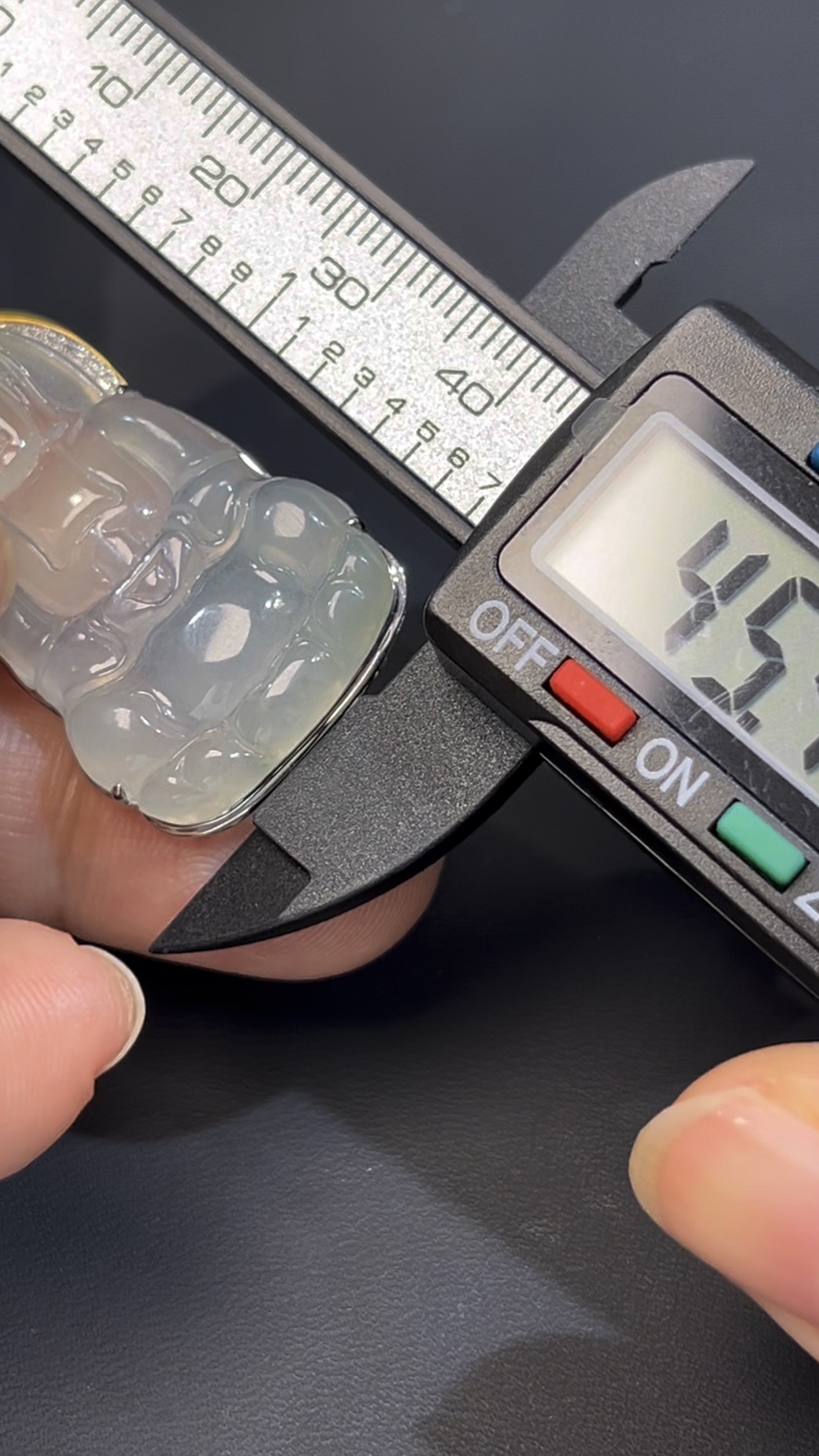 翡翠觀音吊墜|編號#541 傳統正裝 × 小綠蛋扣頭 × 18K白金 × 鑽石聲光鑲嵌推薦 5 翡翠觀音吊墜|編號#541 傳統正裝 × 小綠蛋扣頭 × 18K白金 × 鑽石聲光鑲嵌推薦 - Image 5