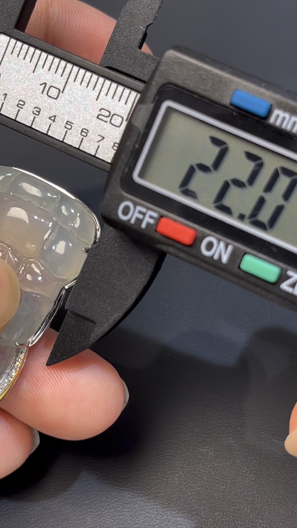 翡翠觀音吊墜|編號#541 傳統正裝 × 小綠蛋扣頭 × 18K白金 × 鑽石聲光鑲嵌推薦 6 翡翠觀音吊墜|編號#541 傳統正裝 × 小綠蛋扣頭 × 18K白金 × 鑽石聲光鑲嵌推薦 - Image 6