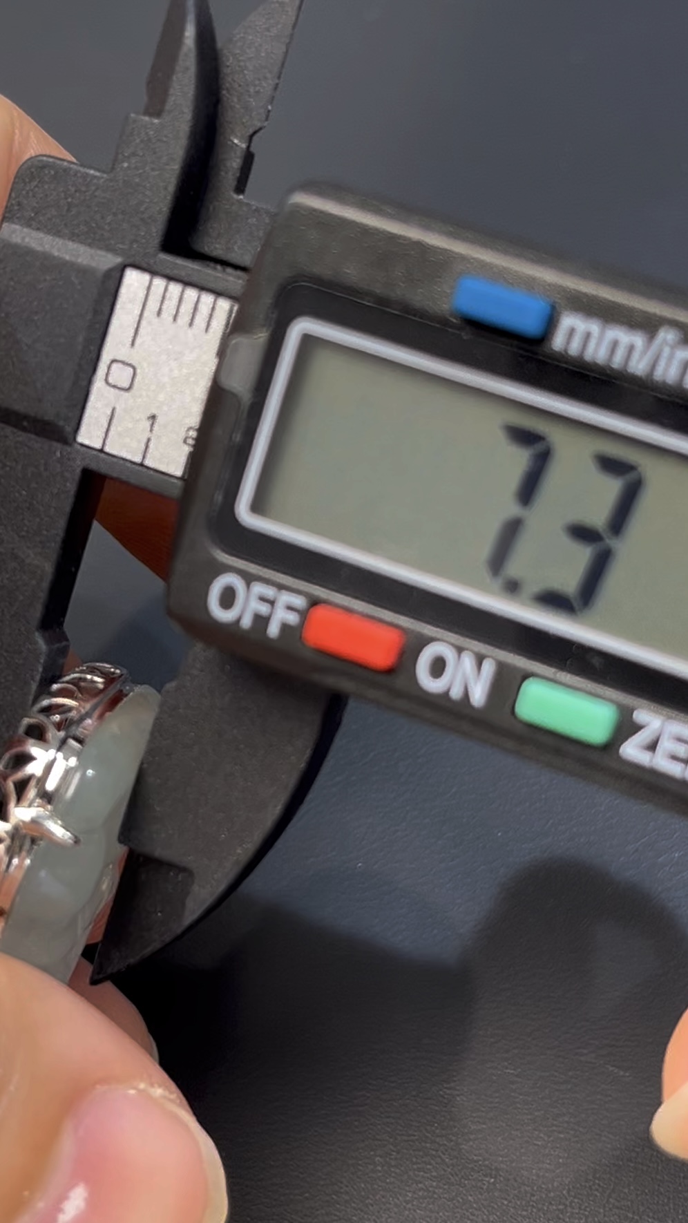 翡翠觀音吊墜|編號#541 傳統正裝 × 小綠蛋扣頭 × 18K白金 × 鑽石聲光鑲嵌推薦 7 翡翠觀音吊墜|編號#541 傳統正裝 × 小綠蛋扣頭 × 18K白金 × 鑽石聲光鑲嵌推薦 - Image 7