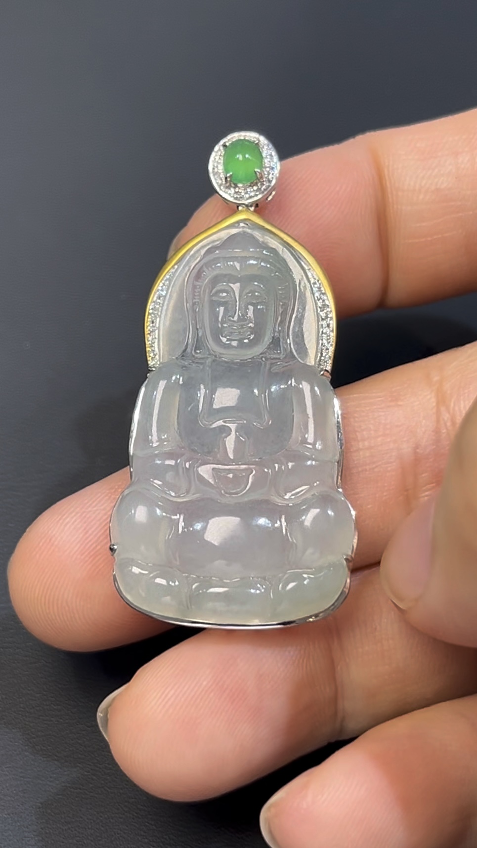 翡翠觀音吊墜|編號#541 傳統正裝 × 小綠蛋扣頭 × 18K白金 × 鑽石聲光鑲嵌推薦 8 翡翠觀音吊墜|編號#541 傳統正裝 × 小綠蛋扣頭 × 18K白金 × 鑽石聲光鑲嵌推薦 - Image 8