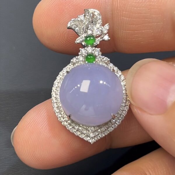 紫羅蘭翡翠蛋面吊墜｜編號#542 高貴紫色 × 18K白金 × 鑽石聲光鑲嵌推薦