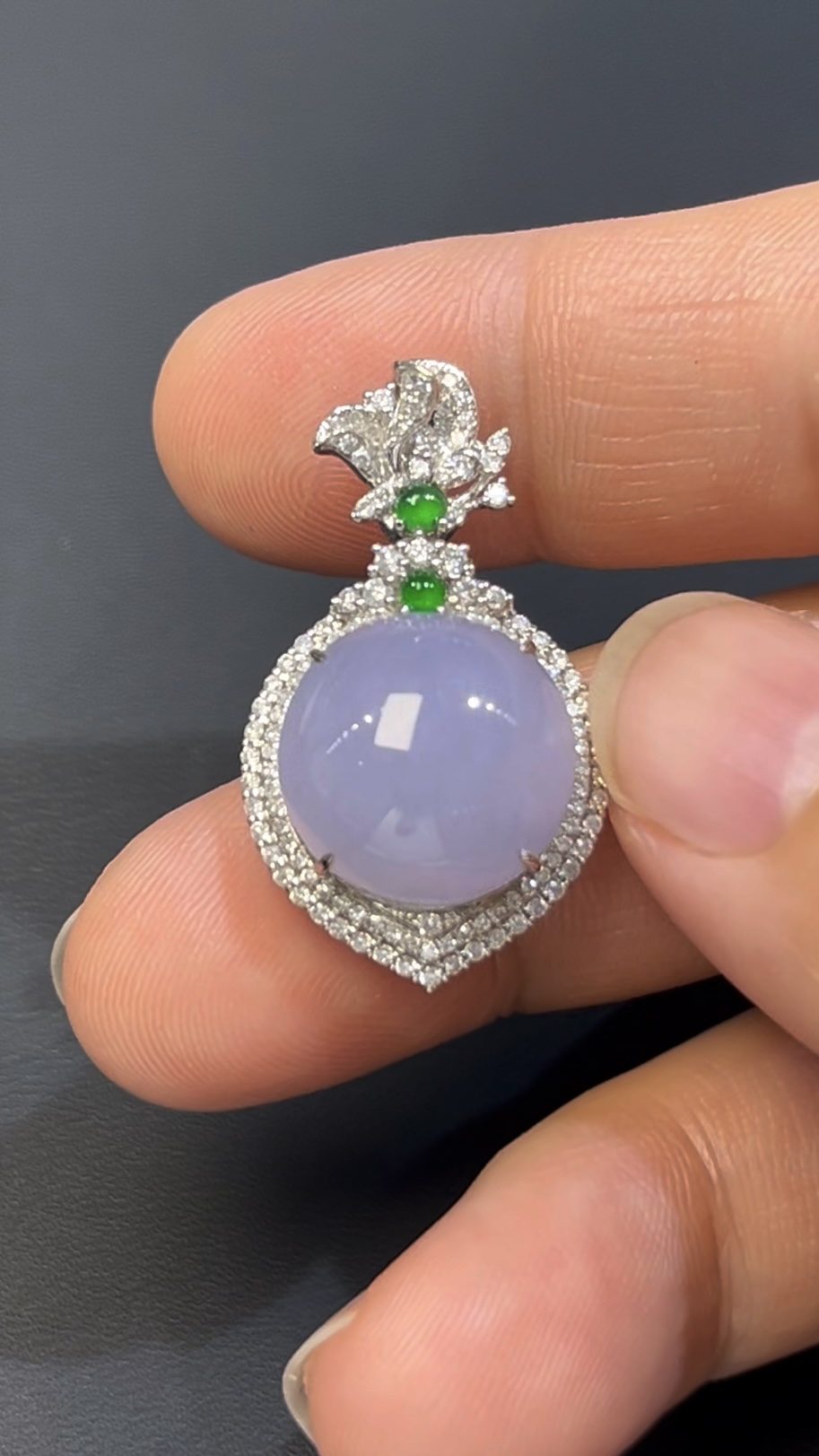 紫羅蘭翡翠蛋面吊墜|編號#542 高貴紫色 × 18K白金 × 鑽石鑲嵌推薦 1 紫羅蘭翡翠蛋面吊墜|編號#542 高貴紫色 × 18K白金 × 鑽石聲光鑲嵌推薦