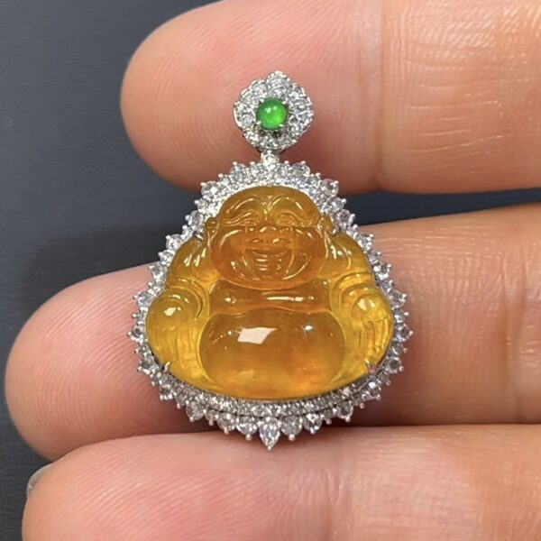 黃金色翡翠佛公吊墜｜編號#543 富貴喜相 × 18K白金 × 鑽石鑲嵌推薦