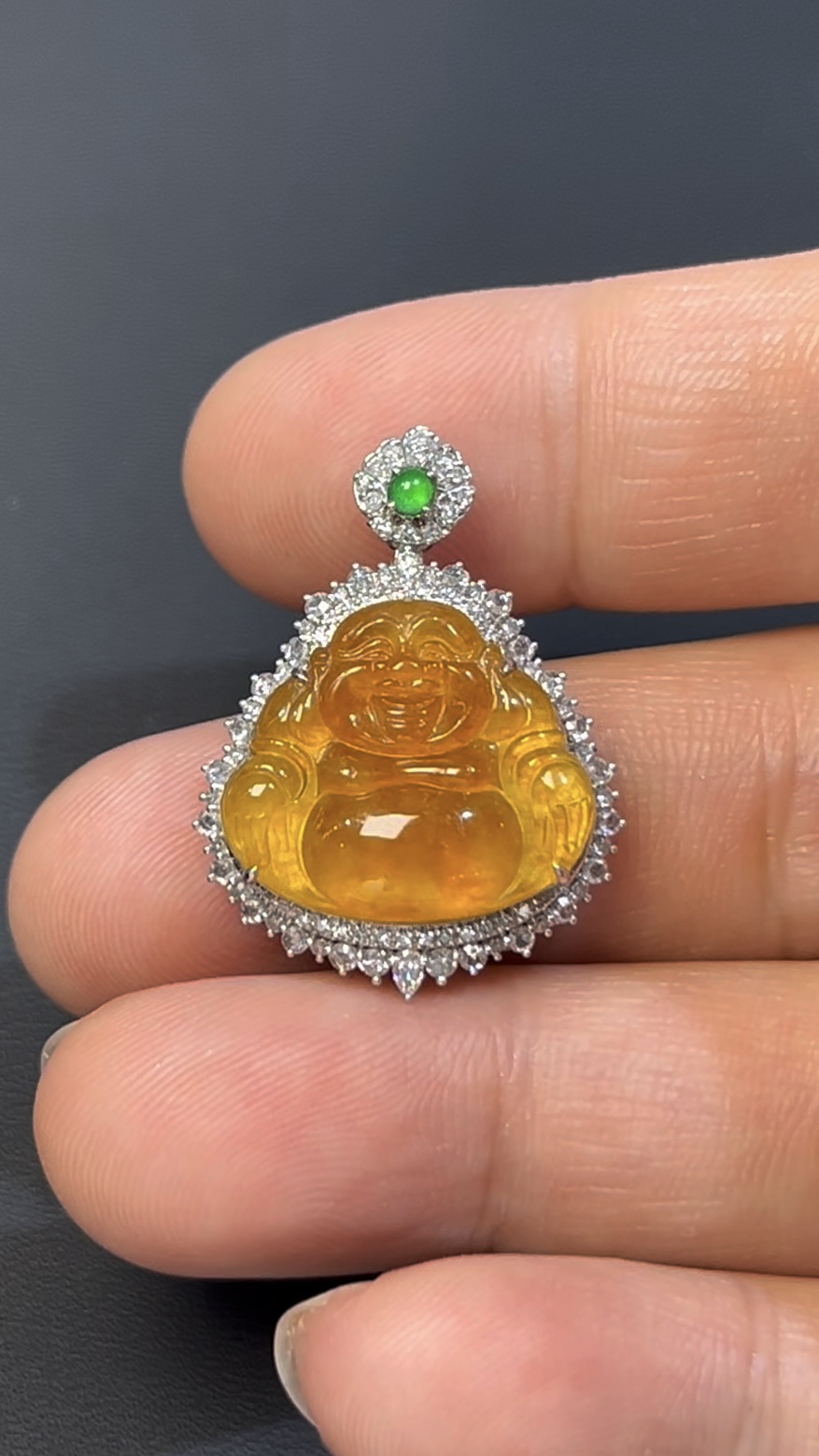 黃金色翡翠佛公吊墜|編號#543 富貴喜相 × 18K白金 × 鑽石鑲嵌推薦 1 黃金色翡翠佛公吊墜|編號#543 富貴喜相 × 18K白金 × 鑽石鑲嵌推薦