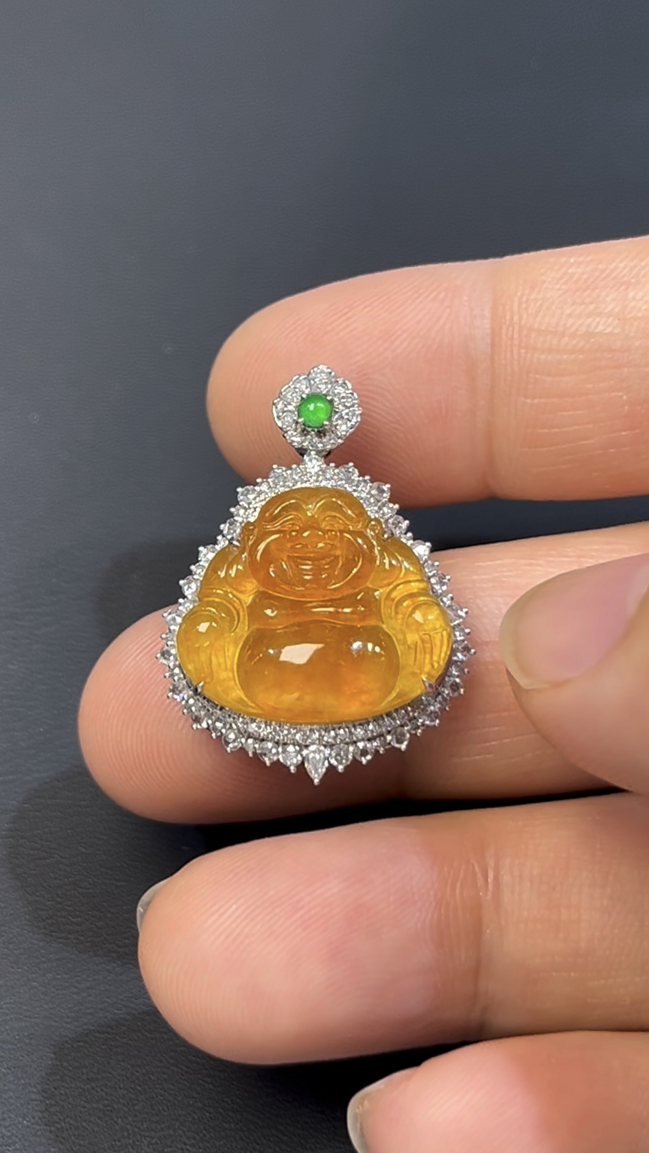 黃金色翡翠佛公吊墜|編號#543 富貴喜相 × 18K白金 × 鑽石鑲嵌推薦 3 黃金色翡翠佛公吊墜|編號#543 富貴喜相 × 18K白金 × 鑽石鑲嵌推薦 - Image 3