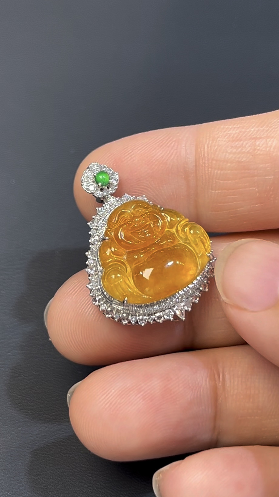 黃金色翡翠佛公吊墜|編號#543 富貴喜相 × 18K白金 × 鑽石鑲嵌推薦 4 黃金色翡翠佛公吊墜|編號#543 富貴喜相 × 18K白金 × 鑽石鑲嵌推薦 - Image 4