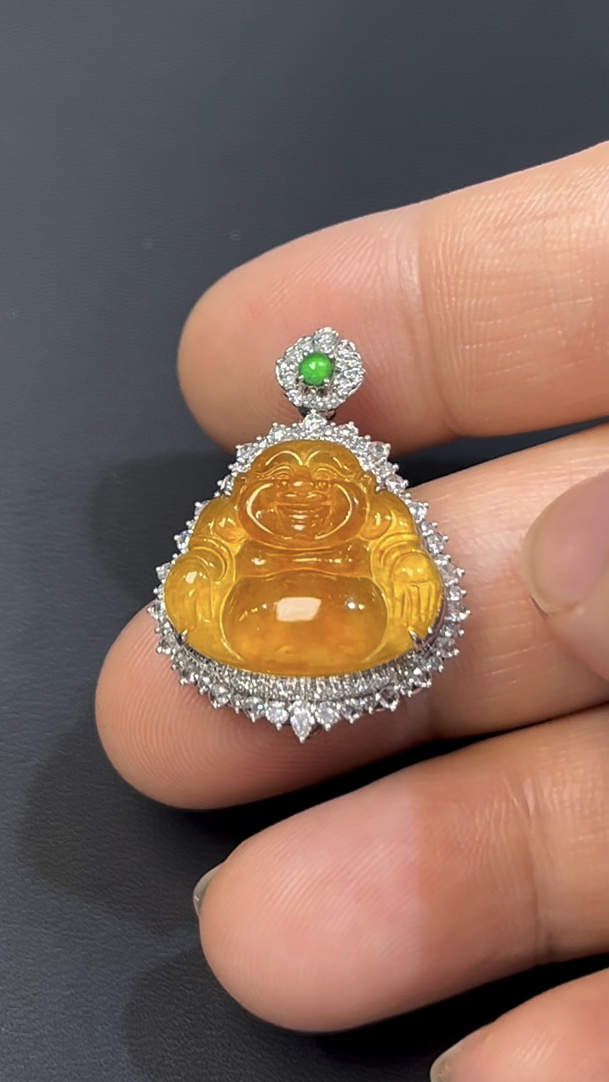 黃金色翡翠佛公吊墜|編號#543 富貴喜相 × 18K白金 × 鑽石鑲嵌推薦 5 黃金色翡翠佛公吊墜|編號#543 富貴喜相 × 18K白金 × 鑽石鑲嵌推薦 - Image 5