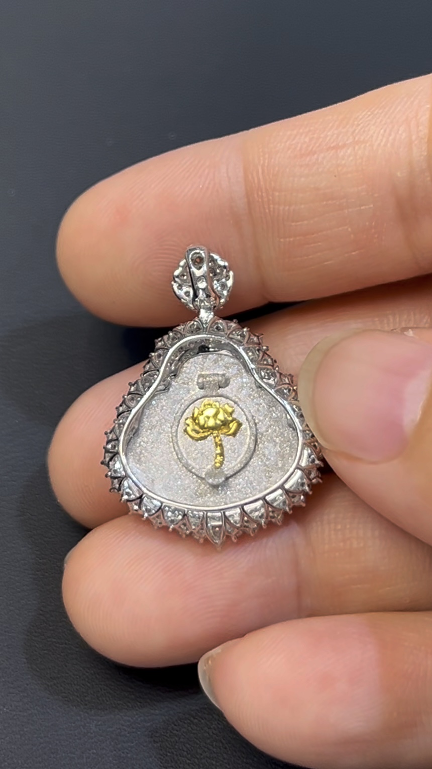 黃金色翡翠佛公吊墜|編號#543 富貴喜相 × 18K白金 × 鑽石鑲嵌推薦 6 黃金色翡翠佛公吊墜|編號#543 富貴喜相 × 18K白金 × 鑽石鑲嵌推薦 - Image 6