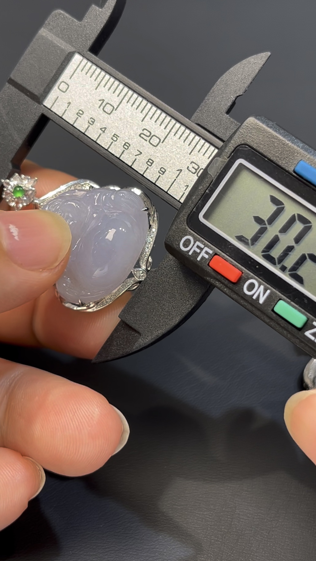 翡翠佛公 · 編號#544 & #545 同料一對 · 淺紫之靜 · 鑽光護福 4 翡翠佛公 · 編號#544 & #545 同料一對 · 淺紫之靜 · 鑽光護福 - Image 4