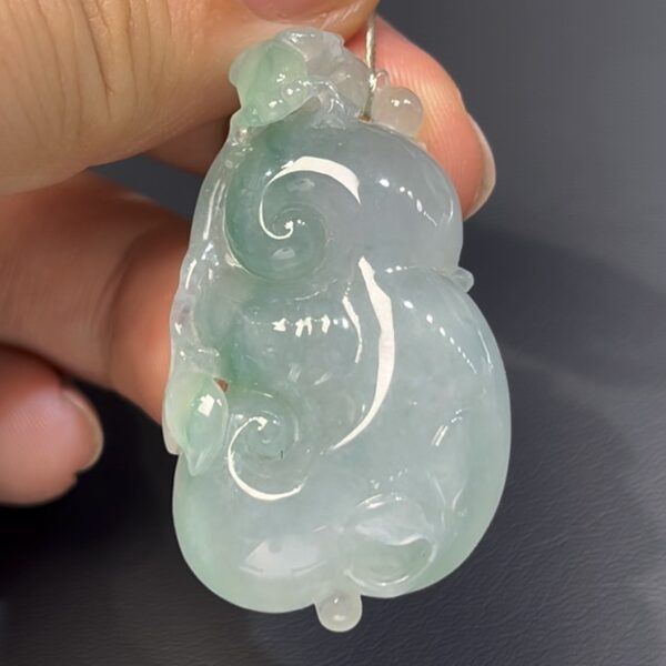 翡翠如意推薦 淺綠翡翠如意 · 手工雕刻立體青蛙 · 種水佳 · 招財轉運首選 編號#546