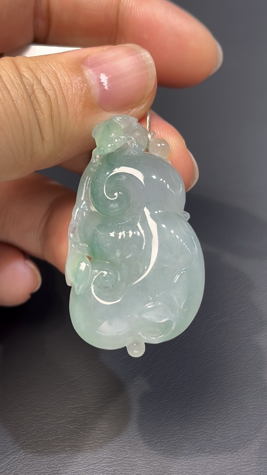 翡翠如意推薦 淺綠翡翠如意 · 手工雕刻立體青蛙 · 種水佳 · 招財轉運首選 編號#546 1 翡翠如意推薦 淺綠翡翠如意 · 手工雕刻立體青蛙 · 種水佳 · 招財轉運首選 編號#546